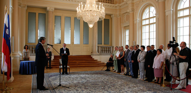 Predsednik republike Danilo Türk je vročil odlikovanje red za zasluge patru Cirilu Božiču.